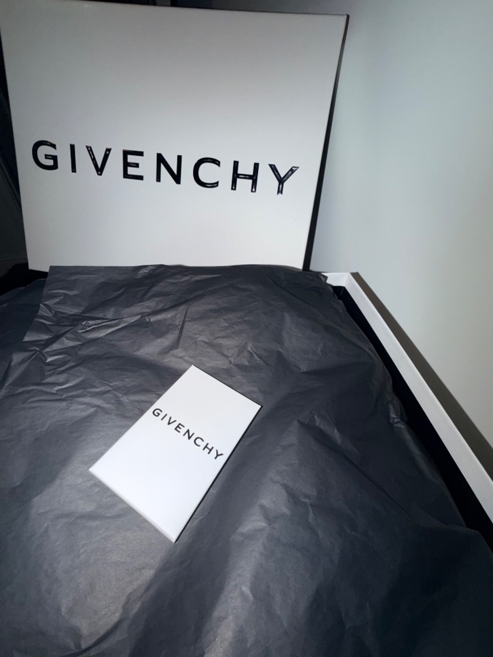 Givenchy - Picture 7 of 8